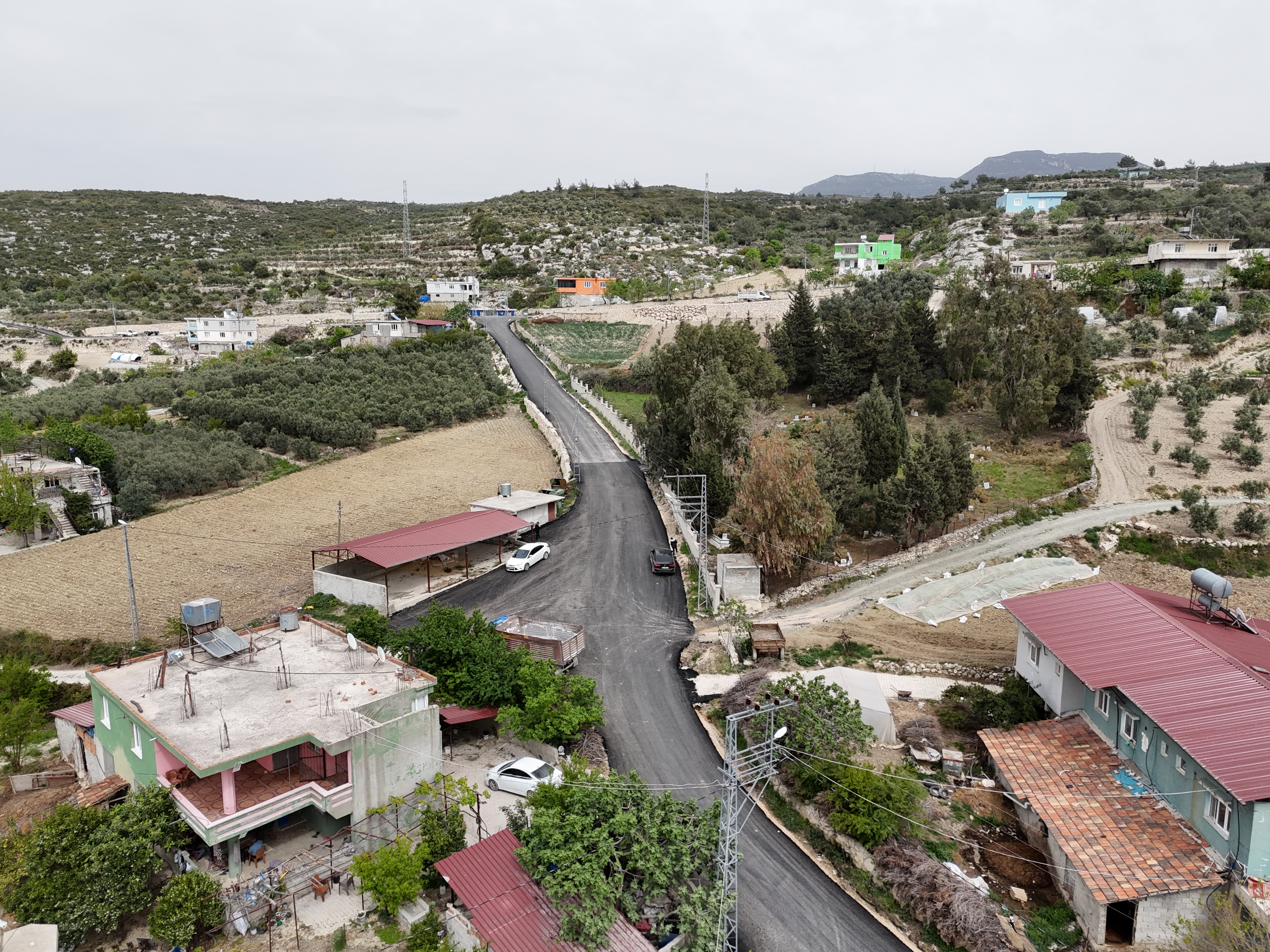 HBB, Yayladağı’nda 3.200 metre beton asfalt döktü. Başkan Öntürk’ün 1 yılda 30 yıllık sorunu çözmesi vatandaşları şaşkına çevirdi!
