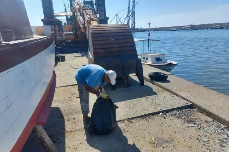 Hatay Büyükşehir Belediyesi Hatay Sahillerini Temizliyor